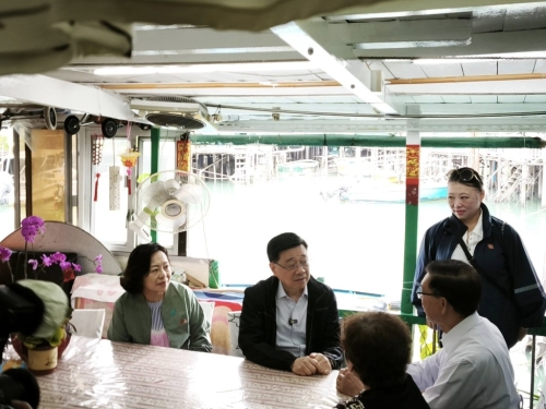 李家超与麦美娟探访棚屋居民。生于大澳 长于大澳FB图片