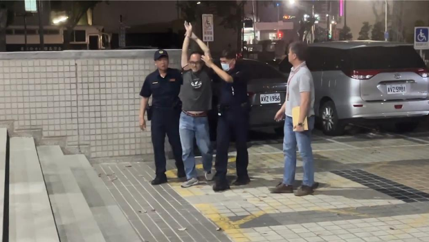 徐尚贤被上铐带回地检署时，不断举手高喊“绿色恐怖，死不要脸，政治干预司法 司法干预罢免”。