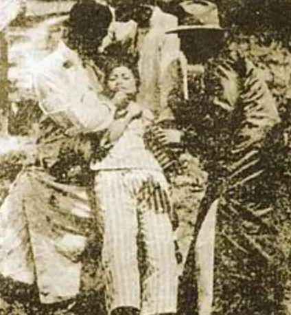 王莲英被杀后遭埋在田里。 王莲英被杀后遭埋在田里。