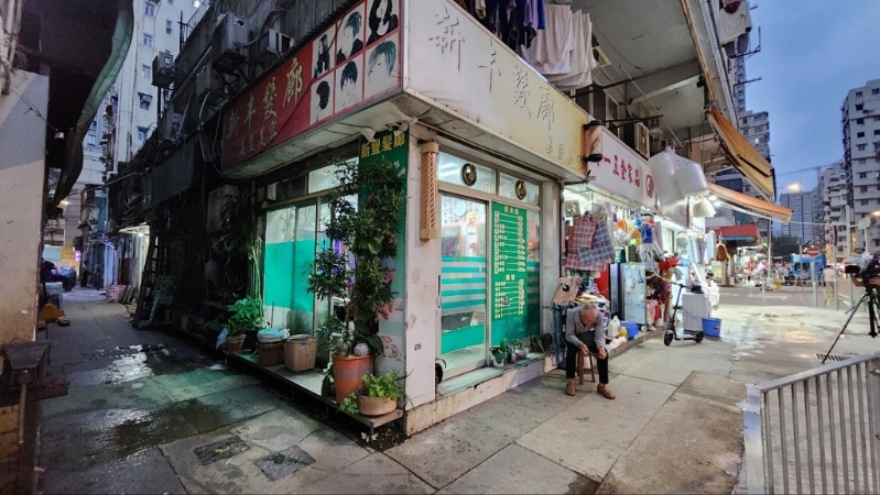 一名男子在深水埗醫局街193號一店舖外暈倒，送院後死亡。黃文威攝