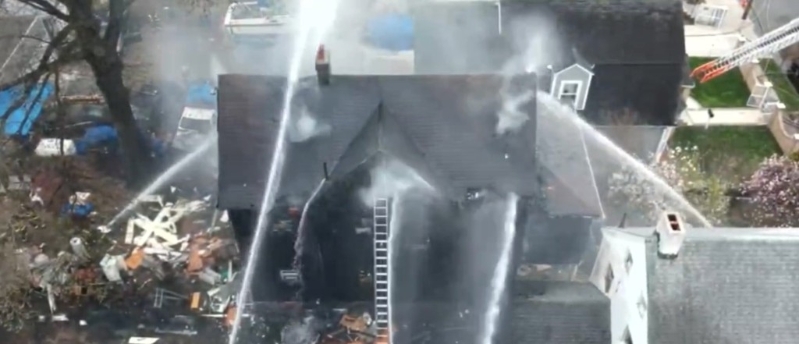 消防形容这场火灾属于沉重且深层次的火势。 FDNY