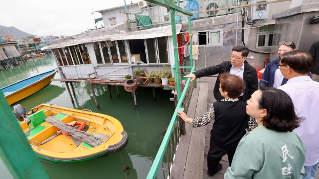 李家超在風雨季來臨前，提早視察和了解當區的防汛準備工作。（李家超fb圖片）