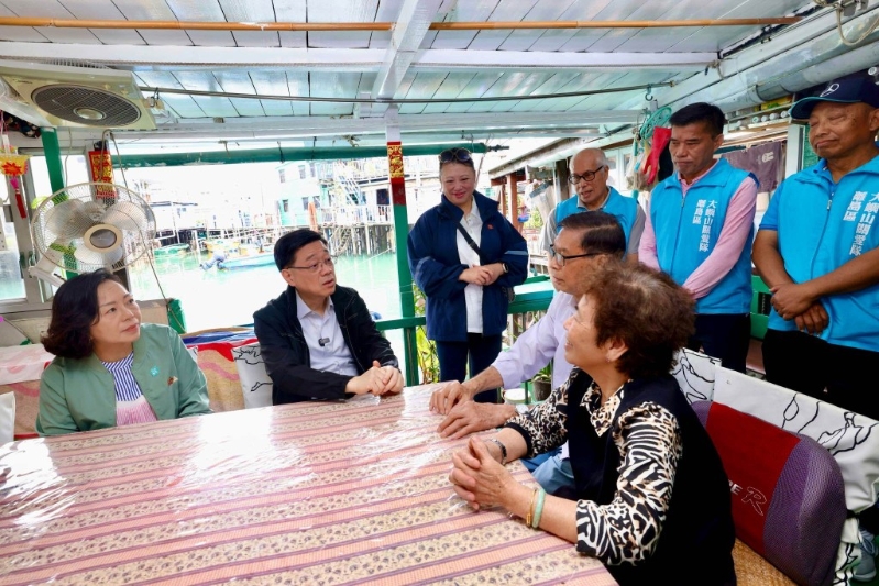 李家超與地區人士及居民談話。（李家超fb圖片）
