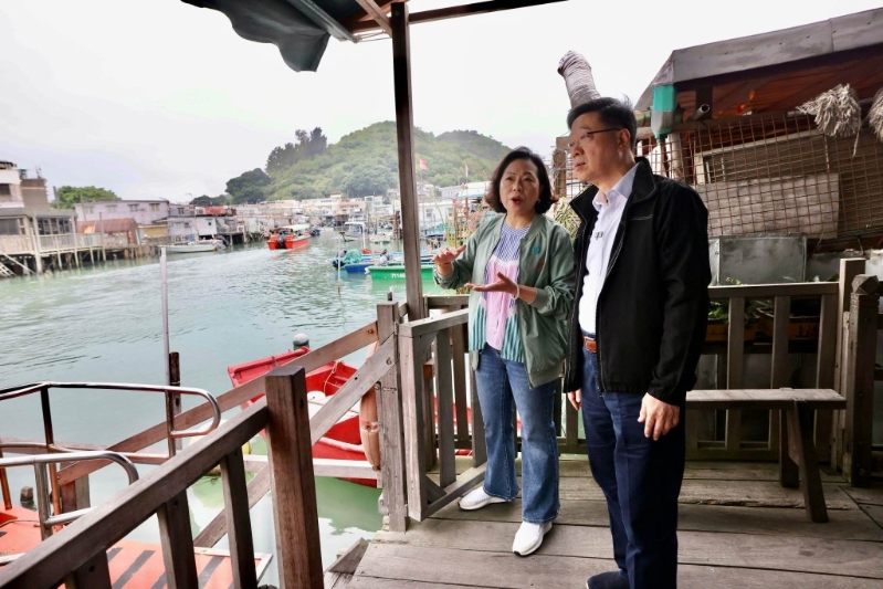 李家超向麥美娟了解地區防汛工作。（李家超fb圖片）