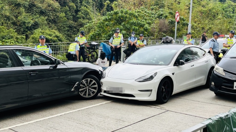 Tesla與警方隱形戰車迎頭相撞。