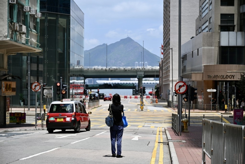 有市民趁車流較少，企出馬路打卡。蘇正謙攝