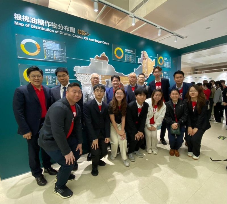 謝展寰(後排左三)指國家按照「優質、適量、均衡、應時」原則，重視供港食品品質、安全與穩定供應，體現國家對香港特區的支持和關切。