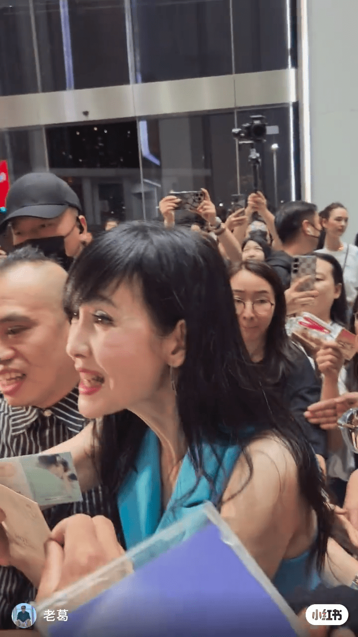 周慧敏近日於內地巡唱，完成演唱會後為粉絲簽名。