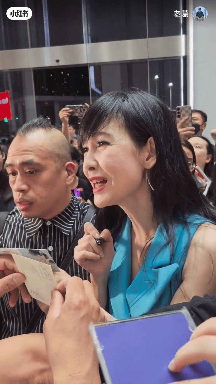 於零濾鏡下，周慧敏狀態不俗，但難免呈現魚尾紋。