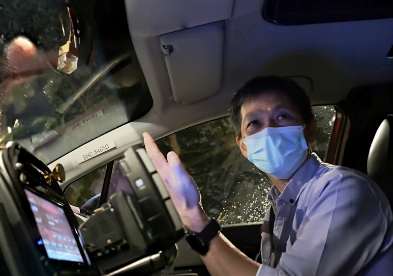 开的士10多年的司机程先生指近年生意很差,多个私人出租车平台之间打价格战,导致的士的生存空间缩窄。 开的士10多年的司机程先生指近年生意很差,多个私人出租车平台之间打价格战,导致的士的生存空间缩窄。