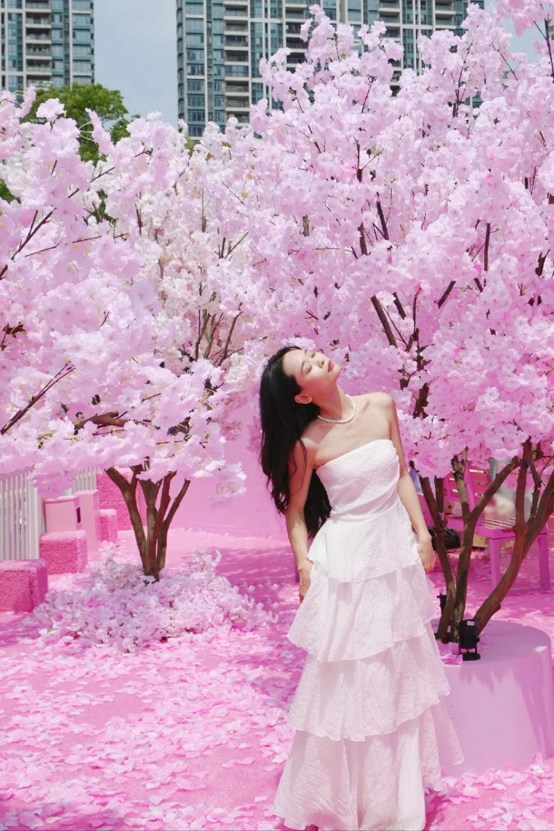 不少网民特意配衬穿搭到现场留影。