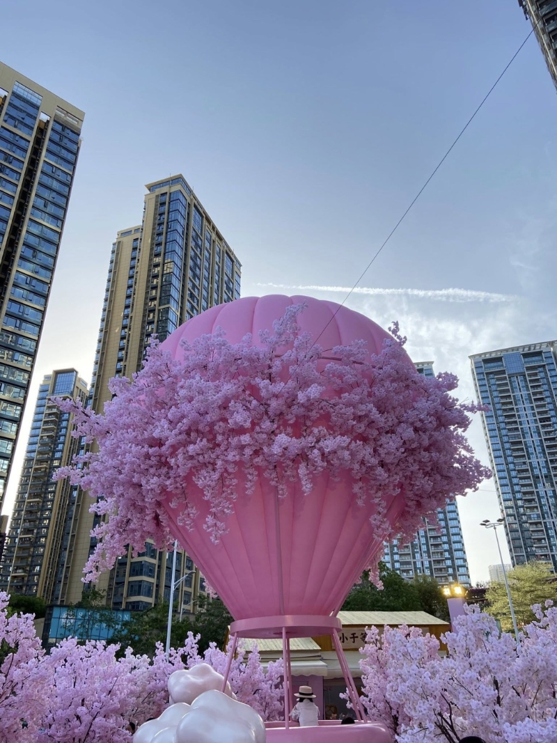 展出的樱花是人造花。