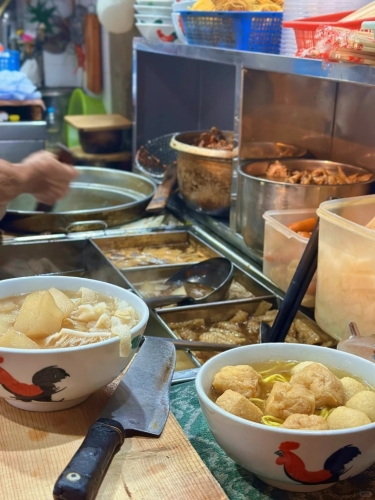 “辉记车仔面”多年来由“辉哥”及妻子夫妇档“一脚踢”，凭其高性价比、牛腩、猪红、猪肠以及“公鸡碗”成食客宠儿。