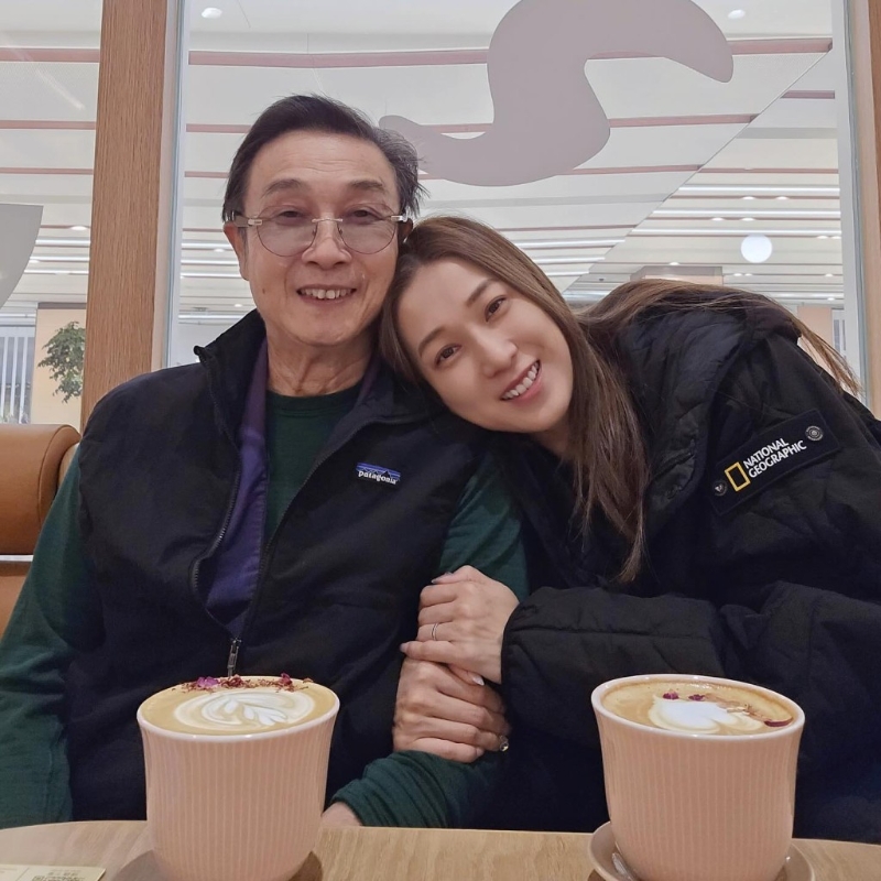 锺嘉欣近日与刘松仁聚会。