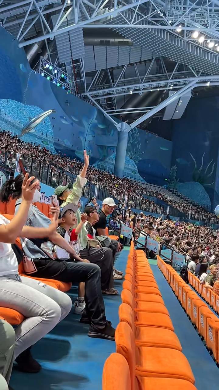 不過，坐在兒子身旁的李乘德則形成鮮明對比，相比專注看表演的胡杏兒，坐在最邊緣位置的他看起來心不在焉，而且滿臉疲憊，狀態欠佳。