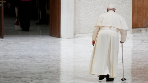 教宗方济各在梵蒂冈保禄六世大厅会见圣母大殿“耶稣诞生实境剧”的表演者后离场