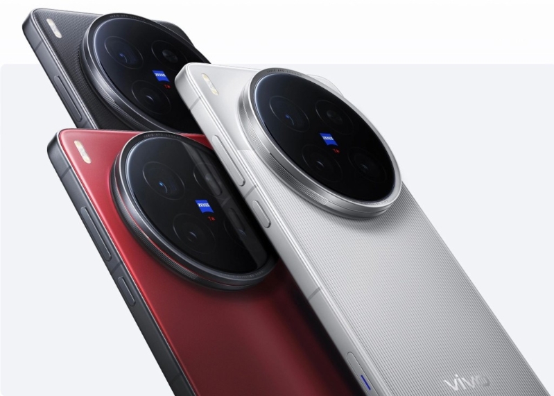 X200 Ultra备有红、银及黑3色选择，机背纹理质感各有特色。