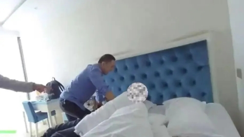 警方在床上将嫌犯抓获。　