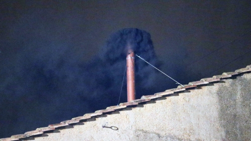 西斯廷教堂的烟囱黑烟代表没有结果。 美联社资料图 西斯廷教堂的烟囱黑烟代表没有结果。 美联社资料图