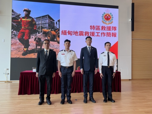 左起:医院管理局律敦治及邓肇坚医院部门主管(急症科)萧粤中医生、特区救援队指挥官赵汝珏、保安局政府保安事务主任黄国基、入境事务处入境事务主任王锐靖 左起:医院管理局律敦治及邓肇坚医院部门主管(急症科)萧粤中医生、特区救援队指挥官赵汝珏、保安局政府保安事务主任黄国基、入境事务处入境事务主任王锐靖