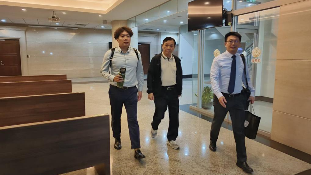 三地集团董事长钟嘉村（中间）离开地检署时，面对媒体提问未多作回应，仅简短表示：“谢谢大家，辛苦了，今天全程配合调查。”