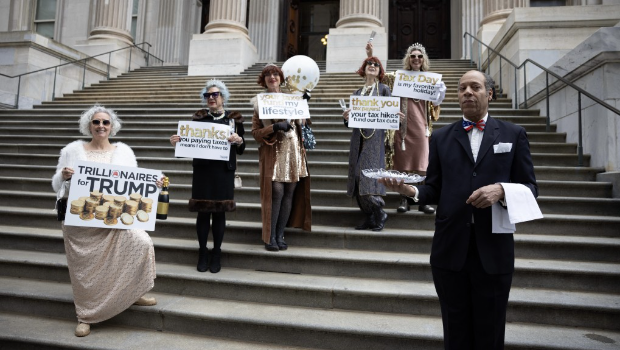 “特朗普的亿万富翁”组织支持者在网税日当天到美国国税局外抗议。 法新社 “特朗普的亿万富翁”组织支持者在网税日当天到美国国税局外抗议。 法新社