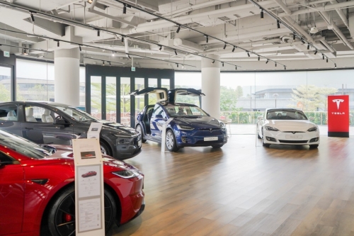 首次展出2010年时正式登港的第一代电动跑车 Roadster,亦有自2014年推出至今的4款Tesla电动车,包括:Model S、Model X、Model Y及Model 3 首次展出2010年时正式登港的第一代电动跑车 Roadster,亦有自2014年推出至今的4款Tesla电动车,包括:Model S、Model X、Model Y及Model 3