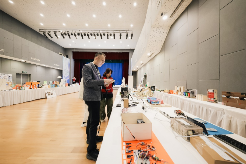 评审团对今届参赛作品给予高度评价。 评审团对今届参赛作品给予高度评价。