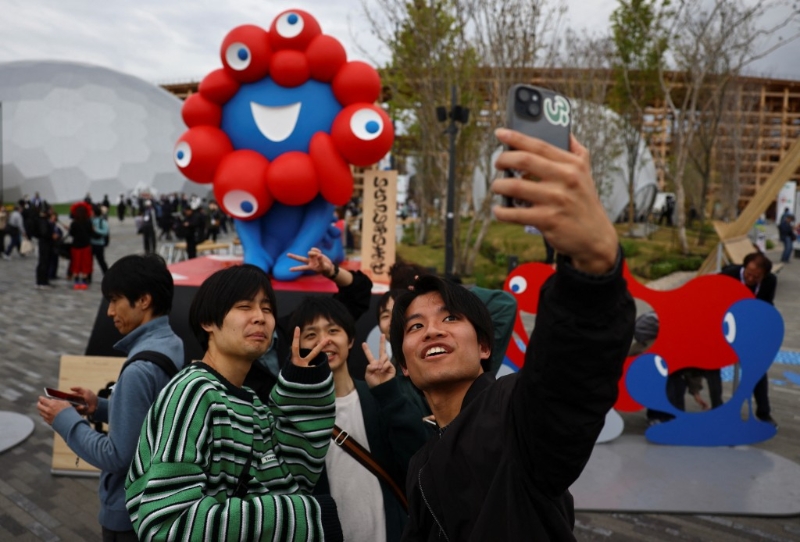 第100万名游客获赠吉祥物。路透社