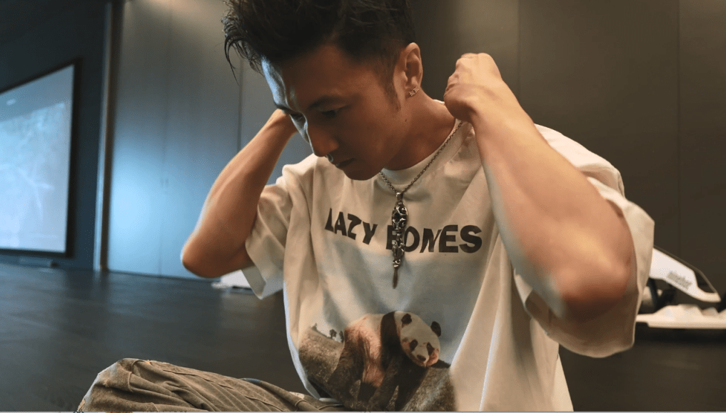 品牌还为霆锋奉上2025年巴黎时装周上行Show的专属银饰系列。 品牌还为霆锋奉上2025年巴黎时装周上行Show的专属银饰系列。