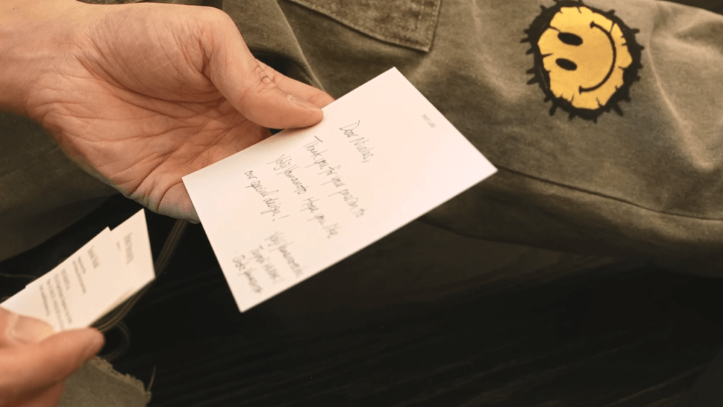 山本耀司除了送上品牌成品外,还附上希望霆锋喜欢他设计的卡。 山本耀司除了送上品牌成品外,还附上希望霆锋喜欢他设计的卡。