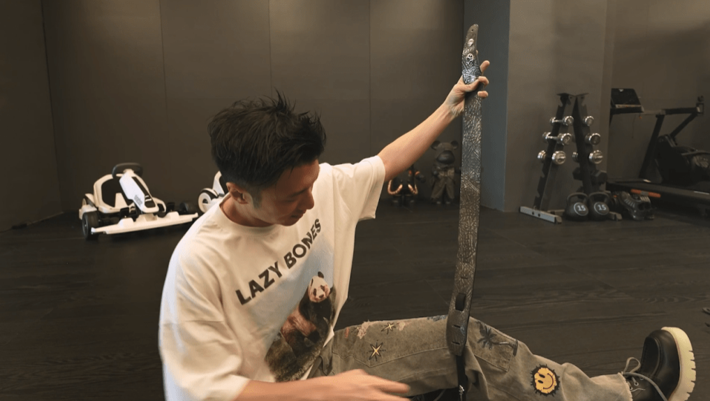 他一看到不禁惊叹这是山本耀司为他设计的结他带。 他一看到不禁惊叹这是山本耀司为他设计的结他带。