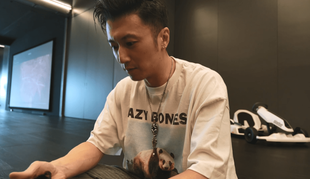 霆锋试戴纯银颈链后,感觉既Cool又份量十足。 霆锋试戴纯银颈链后,感觉既Cool又份量十足。