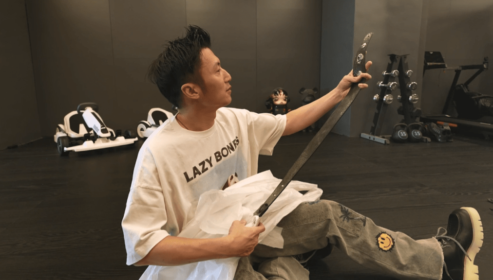 谢霆锋收到品牌包裹后,急不及待开箱看看。 谢霆锋收到品牌包裹后,急不及待开箱看看。