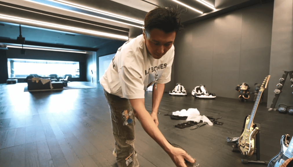 谢霆锋预告明天会换不同的结他。 谢霆锋预告明天会换不同的结他。