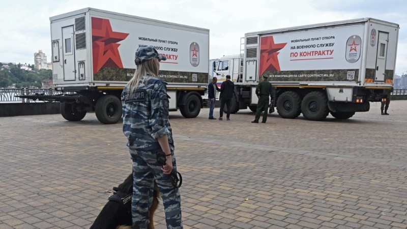 俄兵随流动征兵车停在顿河畔罗斯托夫招人。 路透社