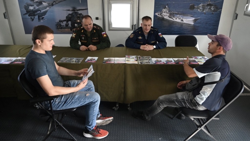 征兵办公室内桌上陈列着宣传单张。 路透社