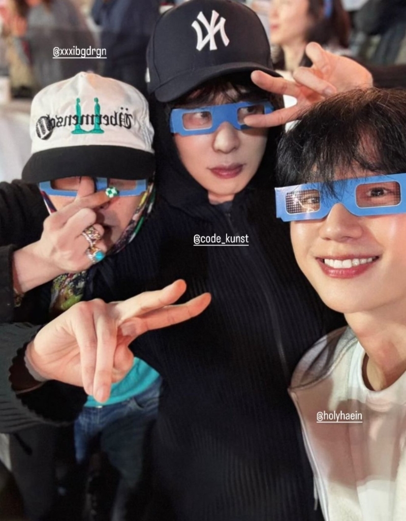 GD（左）前日跟Code Kunst及丁海寅一同欣賞Coldplay演唱會。