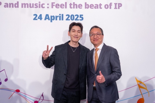 林定国（右）与歌手林奕匡。