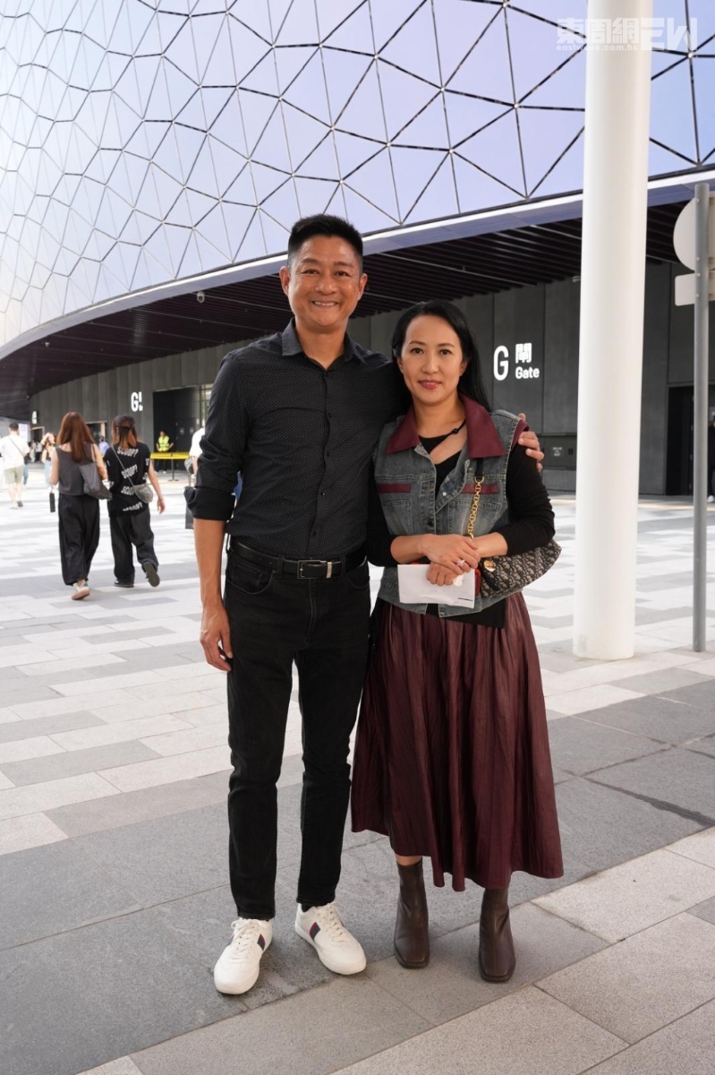 杨证桦和太太沈可欣今日齐现身启德主场馆门外，老公负责保安工作，太太就看偶像谢霆锋的演唱会。