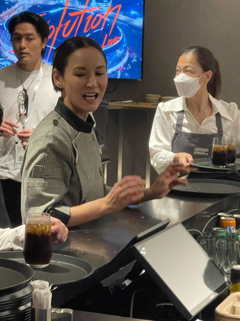 中法混血名模兼人气糕点厨师Amanda S.,今晚主理甜品部。