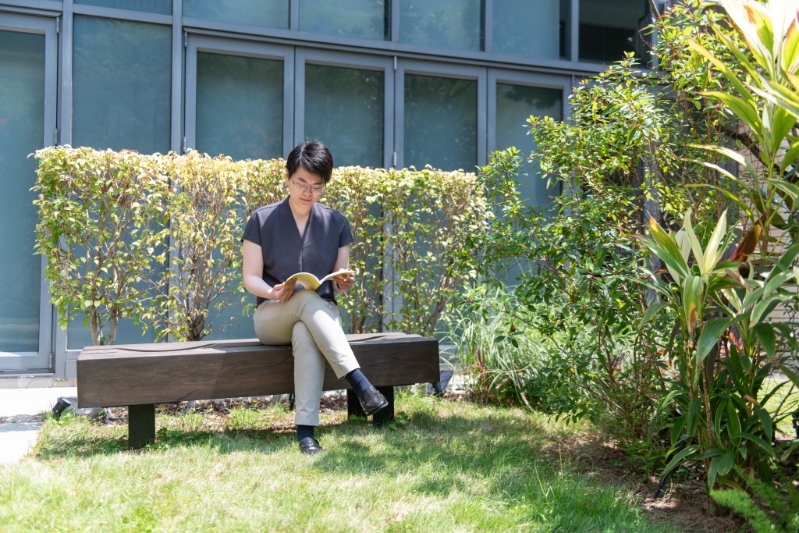 “90后”港产诗人陈琼玛回母校拔萃女书院，回忆当年出战星岛全港校际辩论比赛的点滴。