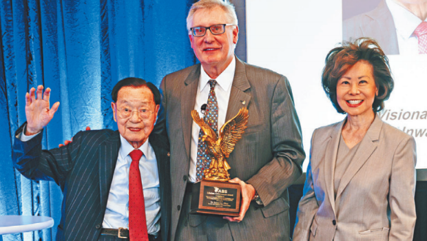 美国分类协会首先颁发了“终身成就奖”，以确