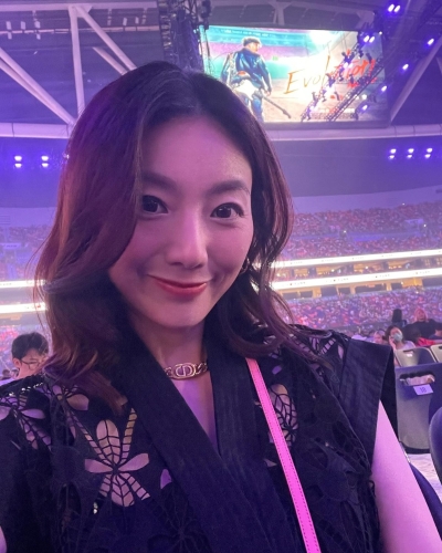 周嘉仪在场内打卡。