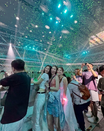 高海宁与庄思敏、陈晓桦同行捧场。