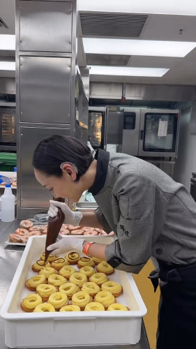 Amanda S.为谢霆锋演唱会VIP晚宴任甜品主厨。