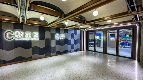 作为沙田马场面积最大的单一餐饮娱乐场所,骏星汇及骏轩将于5月以全新面貌正式投入服务,为顾客提供无与伦比的赛马餐饮娱乐体验。 作为沙田马场面积最大的单一餐饮娱乐场所,骏星汇及骏轩将于5月以全新面貌正式投入服务,为顾客提供无与伦比的赛马餐饮娱乐体验。