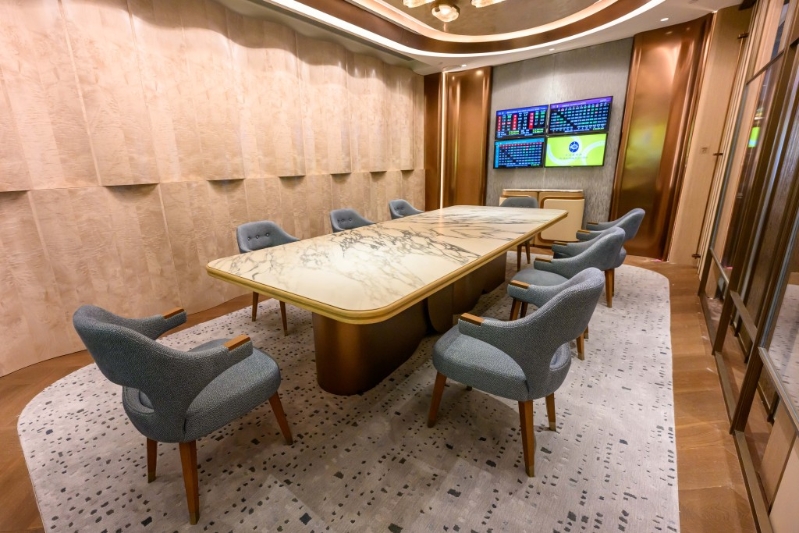 “骏轩”设有全新的8座位舒适私人厢房,为追求私隐的“优越”计划黑卡及金卡客户提供尊贵享受。 “骏轩”设有全新的8座位舒适私人厢房,为追求私隐的“优越”计划黑卡及金卡客户提供尊贵享受。