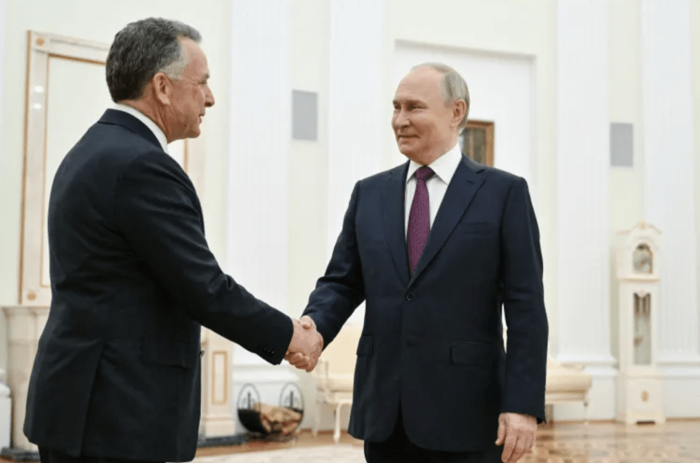 普京与维特科夫在克里姆林宫会面,两人微笑著握手并用英语交换了几句话,随后开始讨论。 普京与维特科夫在克里姆林宫会面,两人微笑著握手并用英语交换了几句话,随后开始讨论。