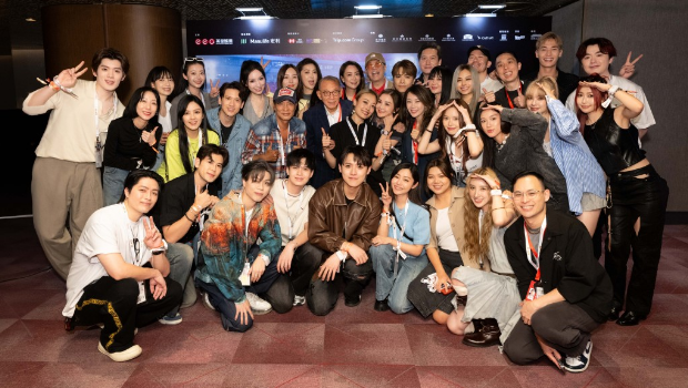 英皇老板杨受成率超过30名旗下艺人现场撑霆锋首场演出。